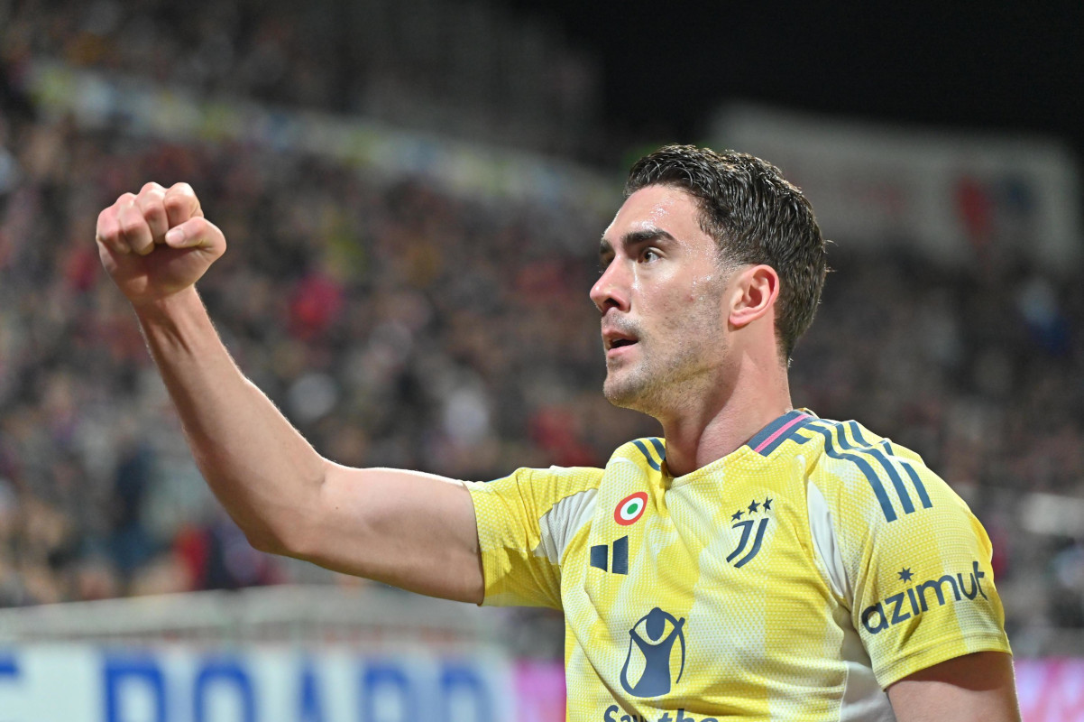 epa11919581 Juventuss Dusan Vlahovic celebrates after scoring the 0-1 goal during the Italian Serie A soccer match Cagliari Calcio against Juventus FC, in Cagliari, Italy, 23 February 2025. EPA-EFE/FABIO MURRU