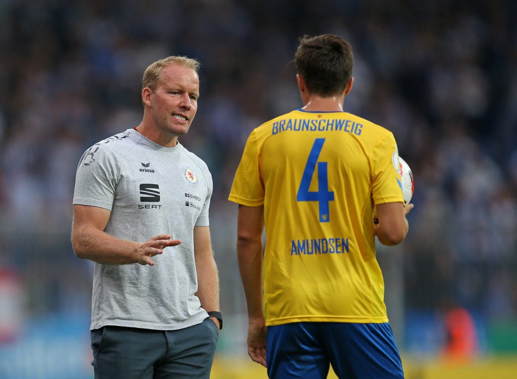 Head coach Henrik Pedersen of Eintracht Braunschweig speaks with Malte Amundsen of Eintracht Braunschweig