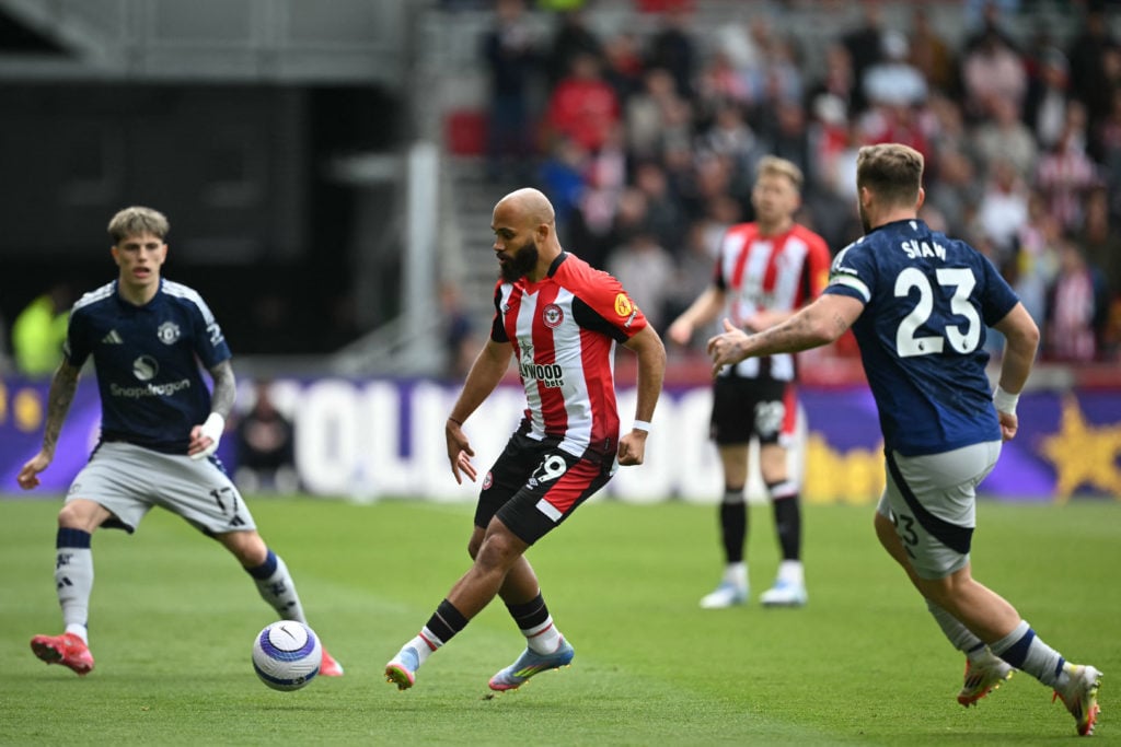Bryan Mbeumo plays pass during Manchester United vs Brentford.