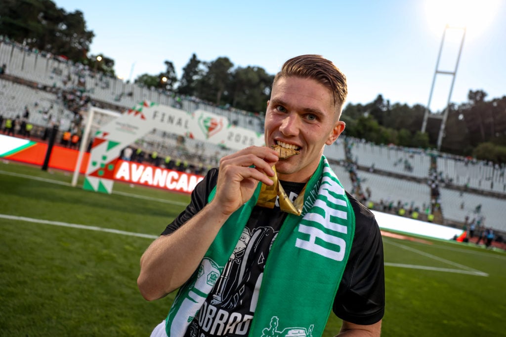 Viktor Gyokeres holding the medal after winning the Portuguese Cup