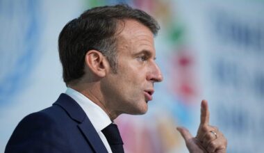 Macron says he’ll ban social media for under-15s in France – POLITICO