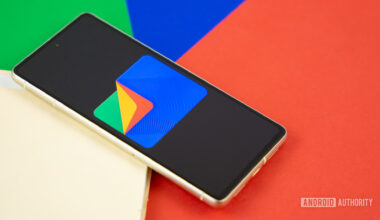 Google Files app logo on smartphone with manila folder and colorful background Stock photo 5
