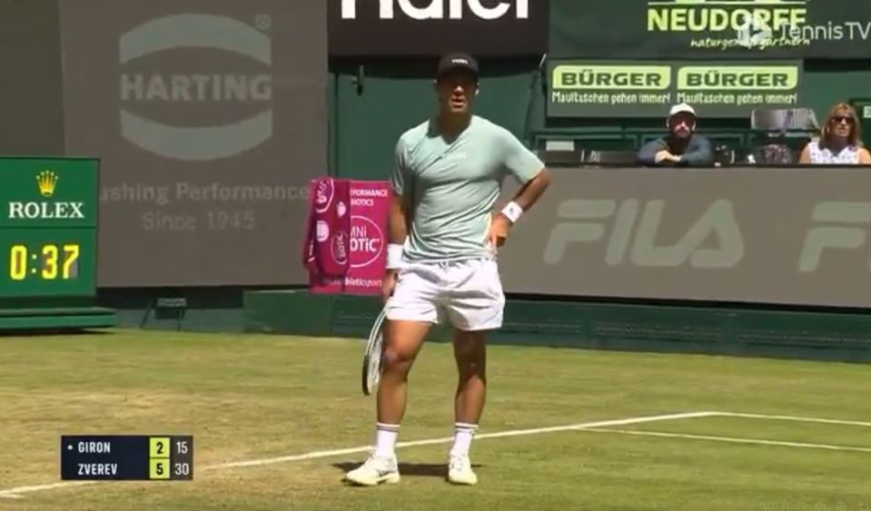 Play was halted between Giron and Zverev after a loud bang inside the arena