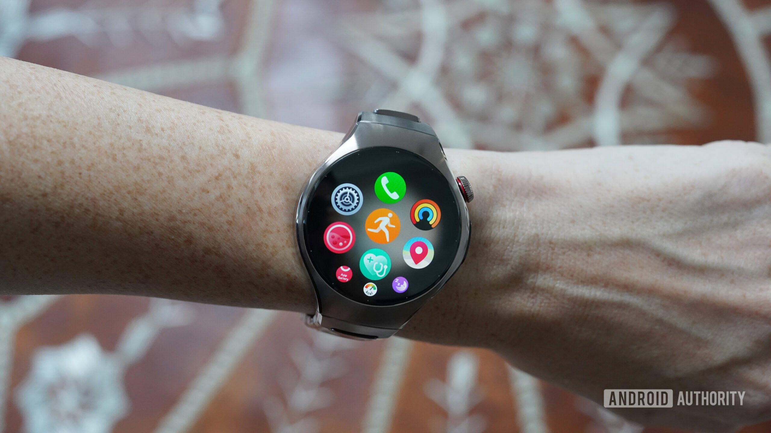 A user reviews the app library on their Huawei Watch 5.