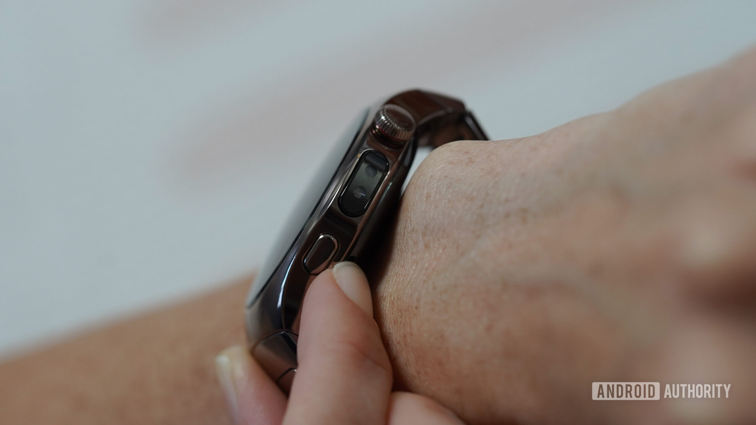 The Huawei Watch 5 features an X-Tap fingertip sensor.