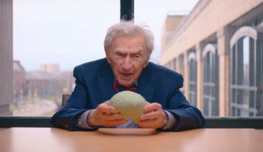 At 102, he’s the world’s oldest practicing doctor. These are his longevity tips.