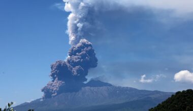 Mount Etna erupts leaving tourists fleeing for their lives - London Evening Standard