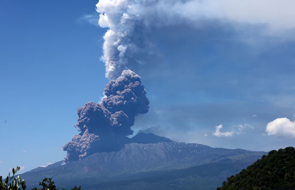 Mount Etna erupts leaving tourists fleeing for their lives - London Evening Standard
