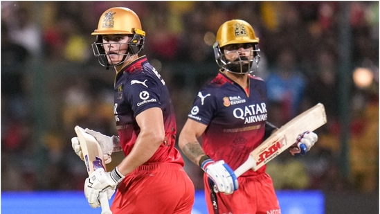 Jacob Bethell (L) with Virat Kohli in IPL 2025(PTI)