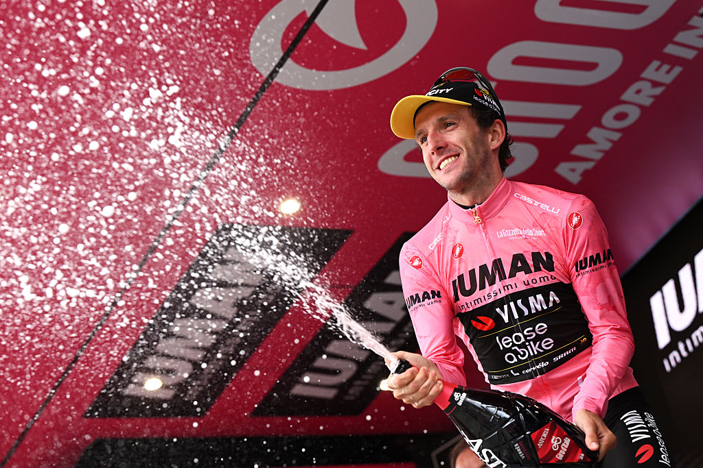 SESTRIERE VIALATTEA ITALY MAY 31 Final overall winner Simon Yates of Great Britain and Team Visma Lease a Bike celebrates at podium as Pink Leader Jersey winner during the 108th Giro dItalia 2025 Stage 20 a 2053km stage from Verres to Sestriere Vialattea 2036m UCIWT on May 31 2025 in Sestriere Vialattea Italy Photo by Dario BelingheriGetty Images