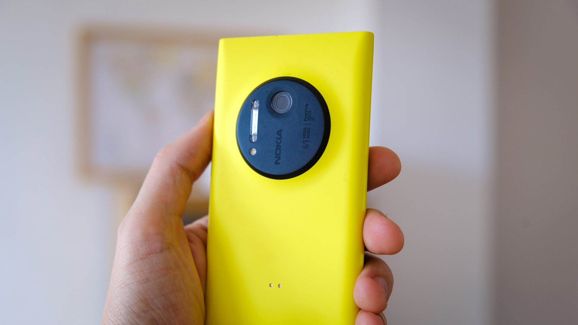 Nokia Lumia 1020 back in hand