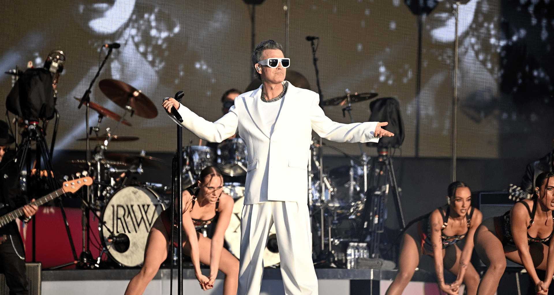 Thousands of Robbie Williams fans flock to Murrayfield on opening night of superstar's major tour