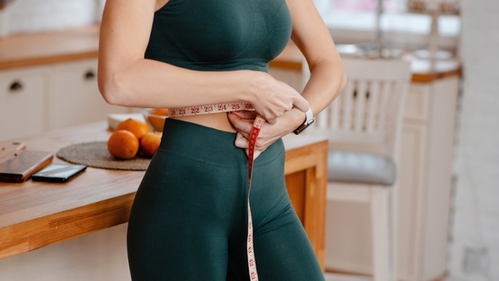 The weight loss meal plan features breakfast, mid-morning snack, lunch, evening snack, dinner, and pre-bedtime vegetarian options. (Shutterstock)