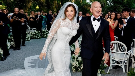 Vogue Italia’s Fashion News & Wedding Editor Laura Tortora shared about Jeff Bezos's eagerness for Lauren Sánchez's wedding dress(@laurensanchezbezos via REUTERS)