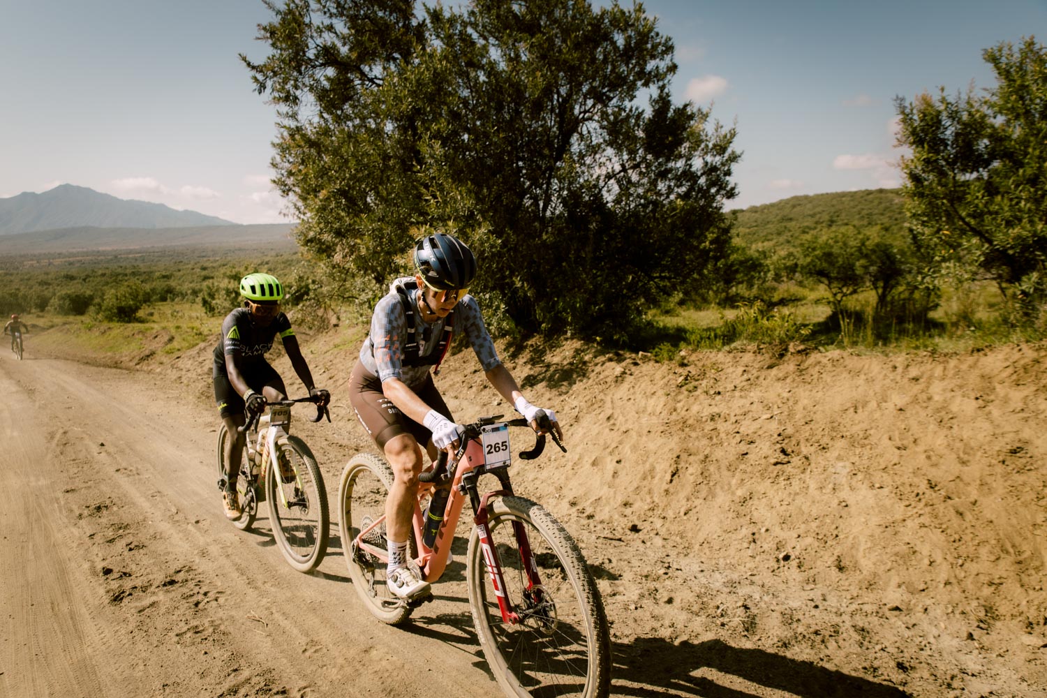 UCI Gravel World Series – Hailey Hunter Smith goes solo after keeping company with a zebra to win Safari Gravel Race