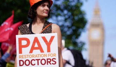 Thousands of teachers and doctors opt out of pension