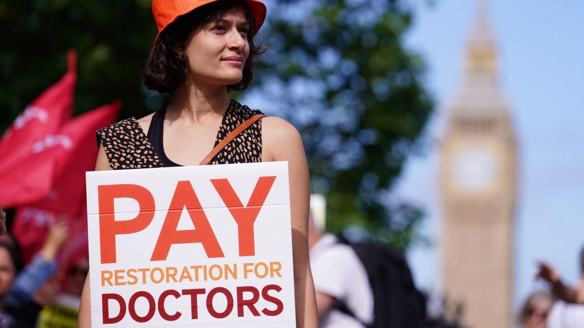 Thousands of teachers and doctors opt out of pension