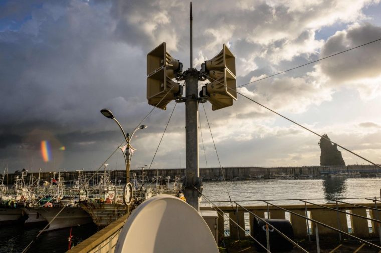 Other countries around the world are also prepared for attacks with sirens placed in cities, like here on the South Korean island of Ulleungdo (Photo: ANTHONY WALLACE / AFP via Getty Images)