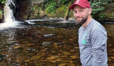 Dad-of-four dies after stomach ache turned out to be stage four cancer | News UK