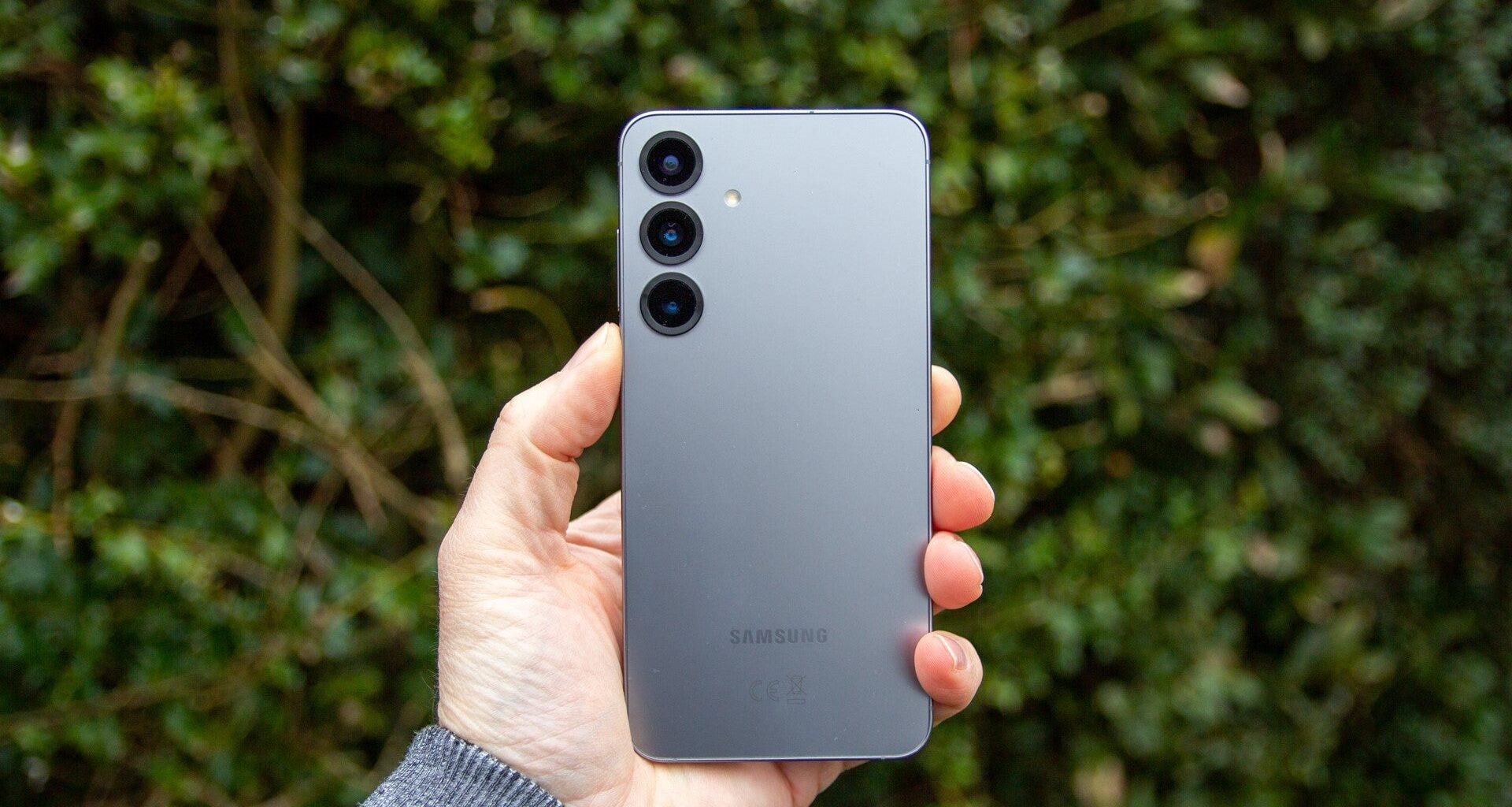 One of the best flagship phones of 2025 just saw a big price cut
