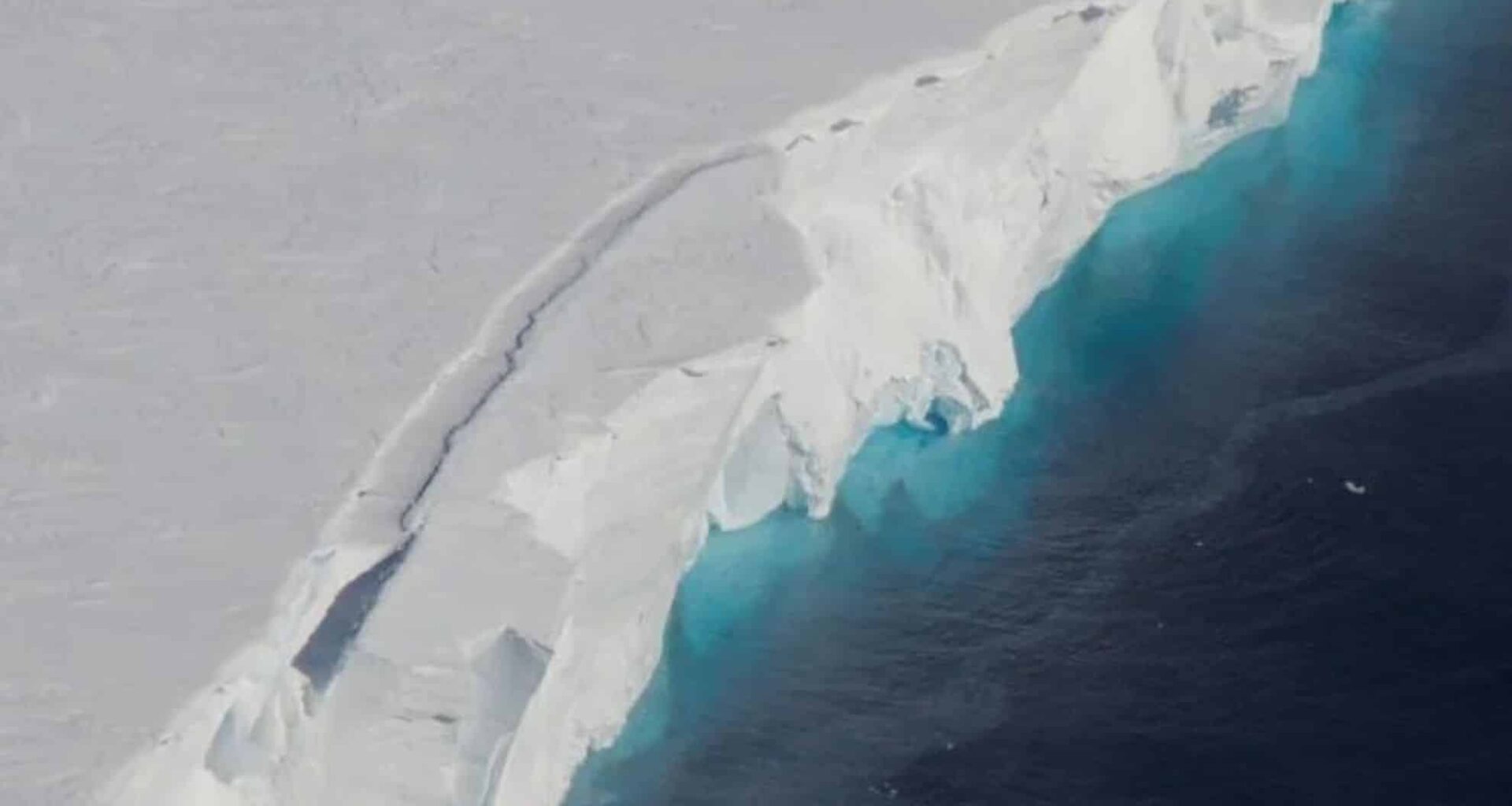 Scientists Uncover A Mysterious Phenomenon Speeding Up Antarctica’s Doomsday Glacier Meltdown!