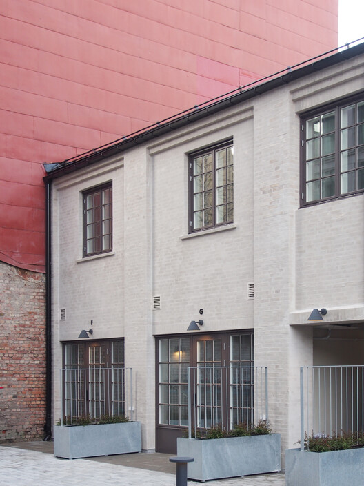 BRF Smedjan Courtyard Building and Gatehouse / Högberg Gillner Arkitektur - Interior Photography, Door, Brick, Concrete