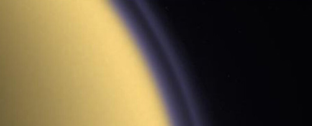 Titan's Atmosphere 'Wobbles Like a Gyroscope' – And No One Knows Why : ScienceAlert