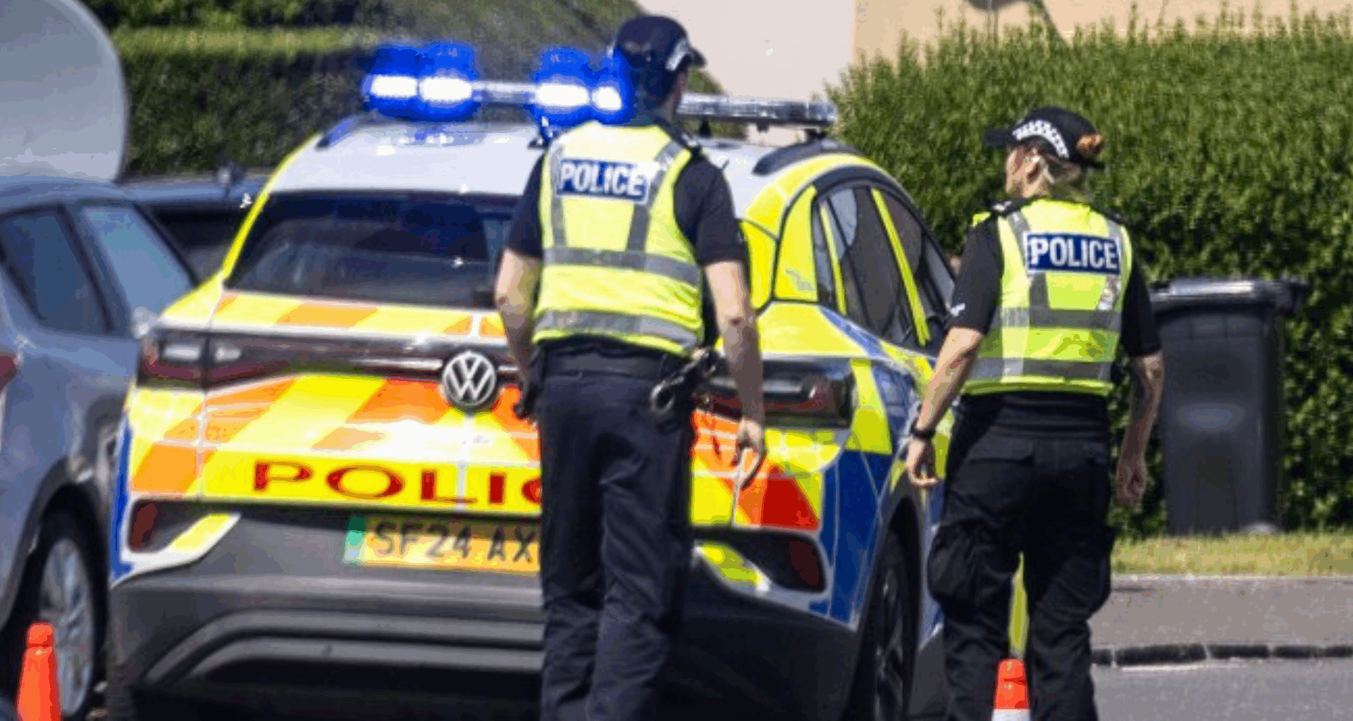 Cops seal off Edinburgh street amid fears 'gun shots fired' at property linked to turf-war hood