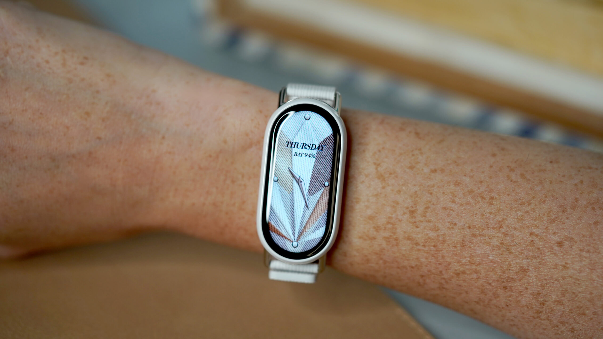 A Xiaomi Smart Band 10 utilizes a replacement band.