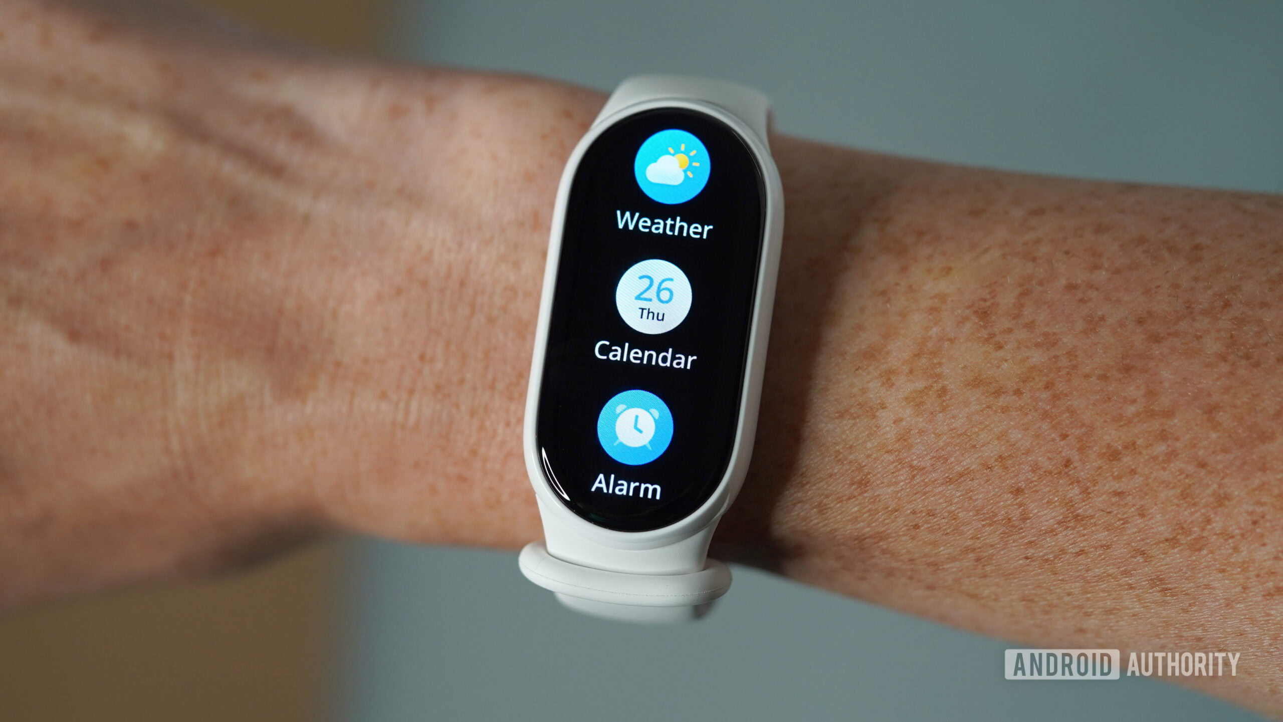 A Xiaomi Smart Band 10 displays basic tools.