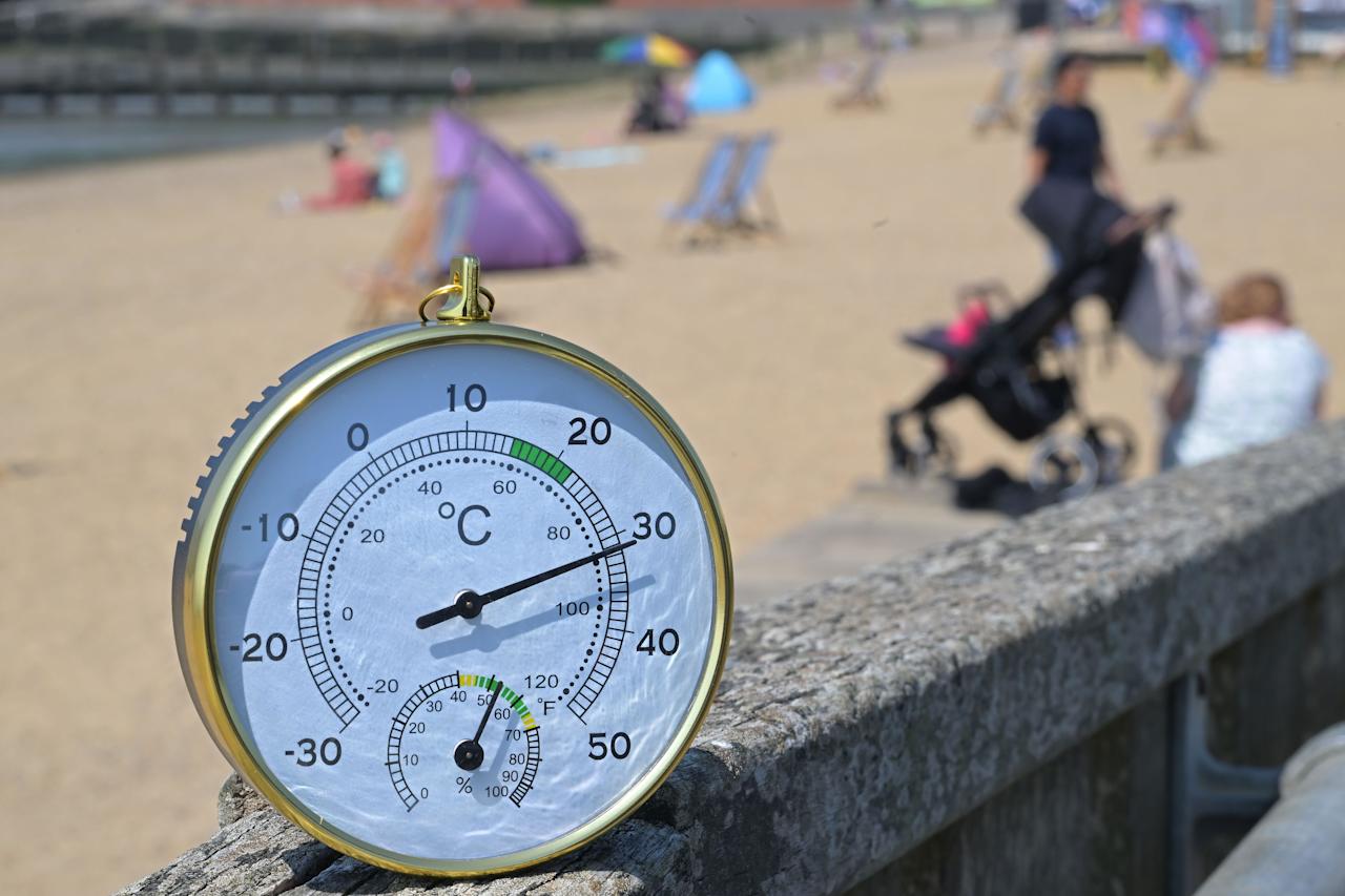 Southend on Sea Essex UK 19th June 2025 Visitors to the Essex Seaside City of Southend on Sea enjoy the very arm temperatures that have risen to 30c, with more hot weather expected the UK has been put on heatwave alert. Credit: Martin Dalton/Alamy Live News