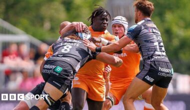 Asher Opoku-Fordjour is tackled by Saracens players
