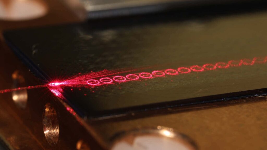 The amplifier developed by Chalmers researchers can process 10 times larger amounts of data per second than current optical communication systems. 