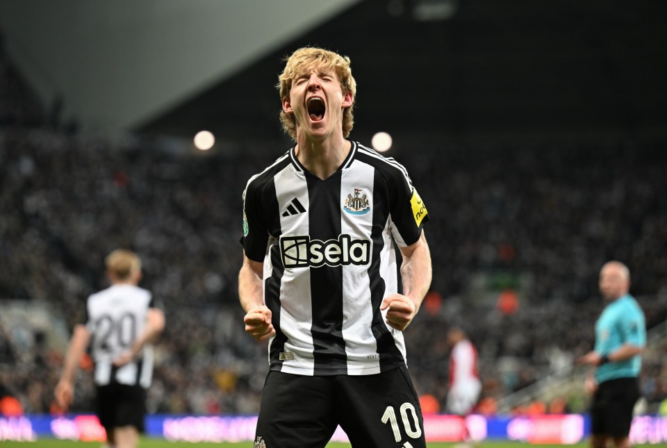 Anthony Gordon of Newcastle United celebrating a goal.