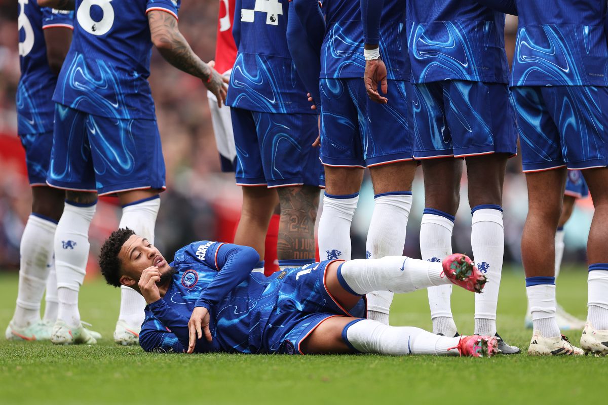 LONDON, ENGLAND - MARCH 16: Jadon Sancho of Chelsea lies behind the defensive wall to act as a draft excluder for an Arsenal free kick during the Premier League match between Arsenal FC and Chelsea FC at Emirates Stadium on March 16, 2025 in London, England. (Photo by Julian Finney/Getty Images)