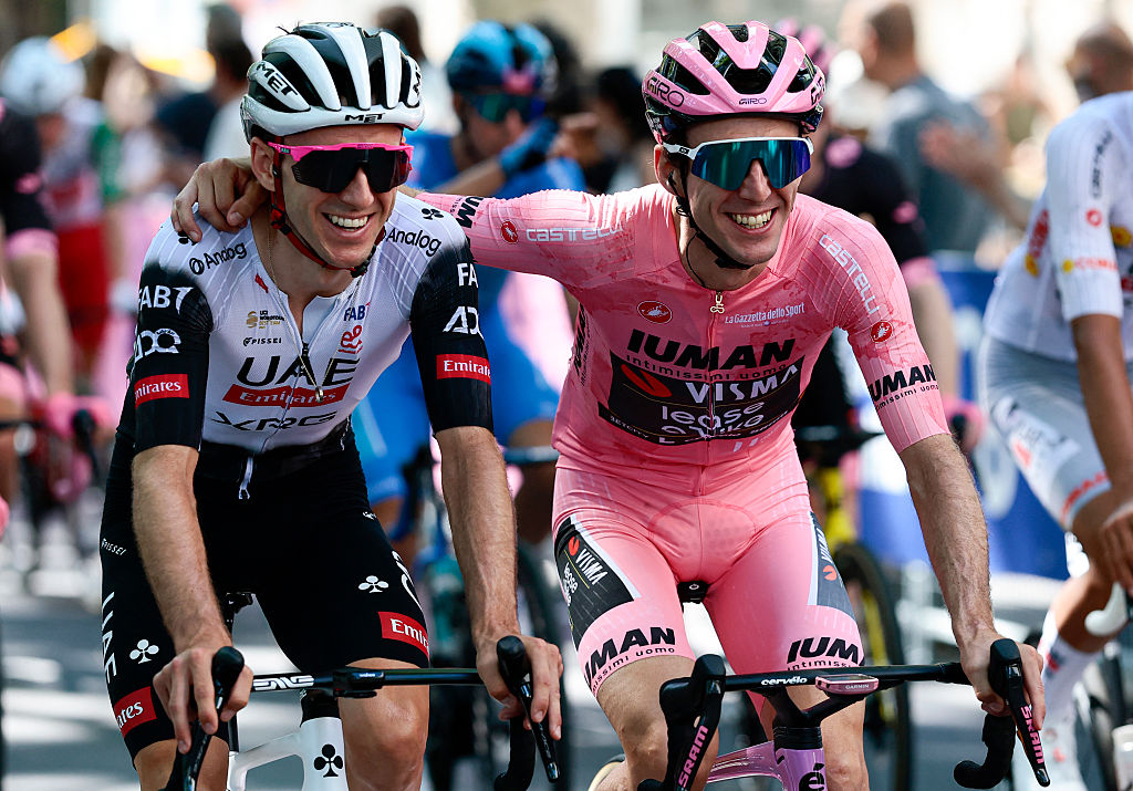Adam UAE Team Emirates XRG's British rider Adam Yates (L) and Team Visma-Lease a Bike's British rider Simon Yates wearing the pink jersey of overall leader (Maglia Rosa) react as they ride at the start of the 21st stage of the 108th Giro d'Italia cycling race of 143kms from Rome to Rome on June 1, 2025. (Photo by Luca Bettini / AFP)
