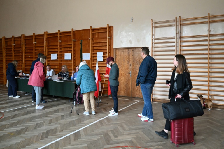 An exit poll is expected as soon as ballots close and election officials predict that the final result will be known on Monday