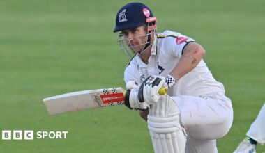 Jack Draper points to the home fans at Queen's