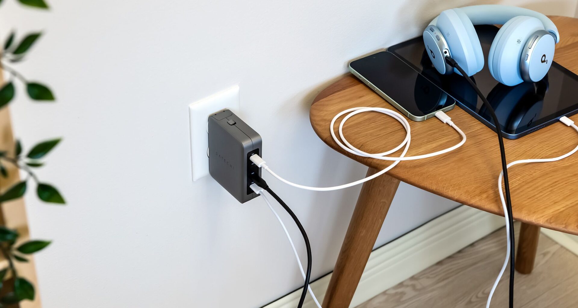 I Always Take These 9 Gadgets With Me When I Travel