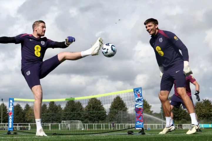 Leeds United line up England goalkeeper, 33, after missing out on £18m Caomhin Kelleher transfer