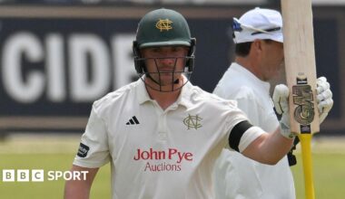 Jack Draper points to the home fans at Queen's