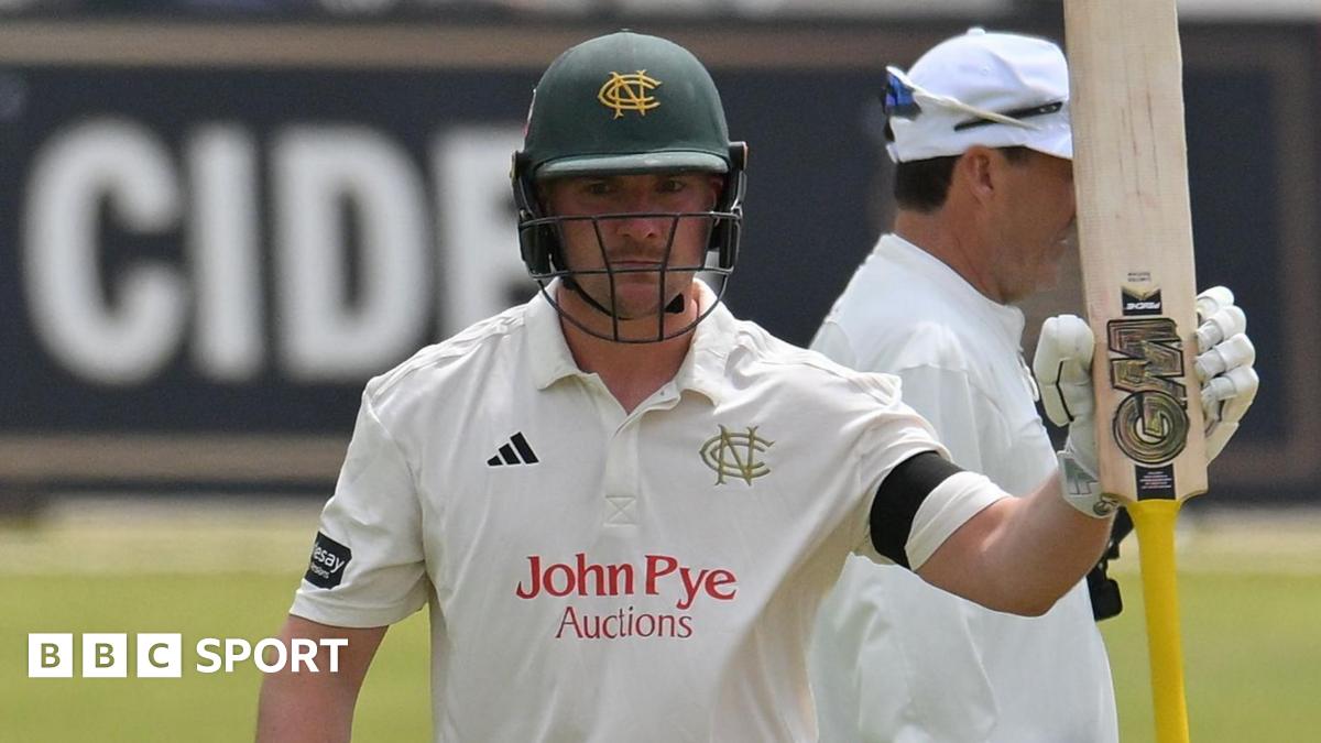 Jack Draper points to the home fans at Queen's