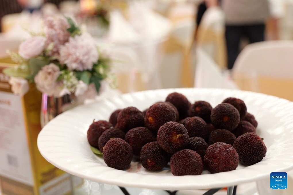 Waxberries from China wow German diners after 9,000 km journey-Xinhua