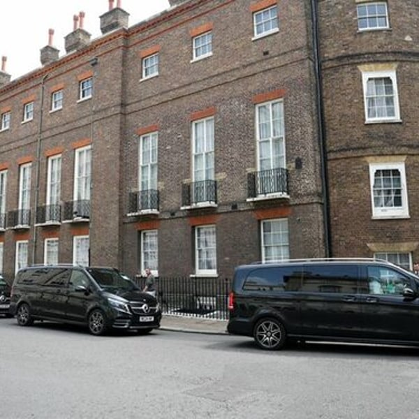 US and Chinese officials meet in London for pivotal trade talks