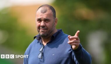 Leicester Tigers head coach Michael Cheika points as he walks off the pitch