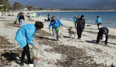 Volunteers collected plastics and waste on a beach in Ajaccio, on the French Mediterranean island of Corsica (PASCAL POCHARD-CASABIANCA)