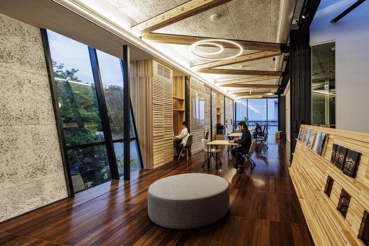 E-Isolations Testing and Research Facility / TAISEI DESIGN Planners Architects & Engineers - Interior Photography, Bathroom, Wood, Chair