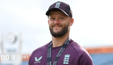 Jack Draper points to the home fans at Queen's