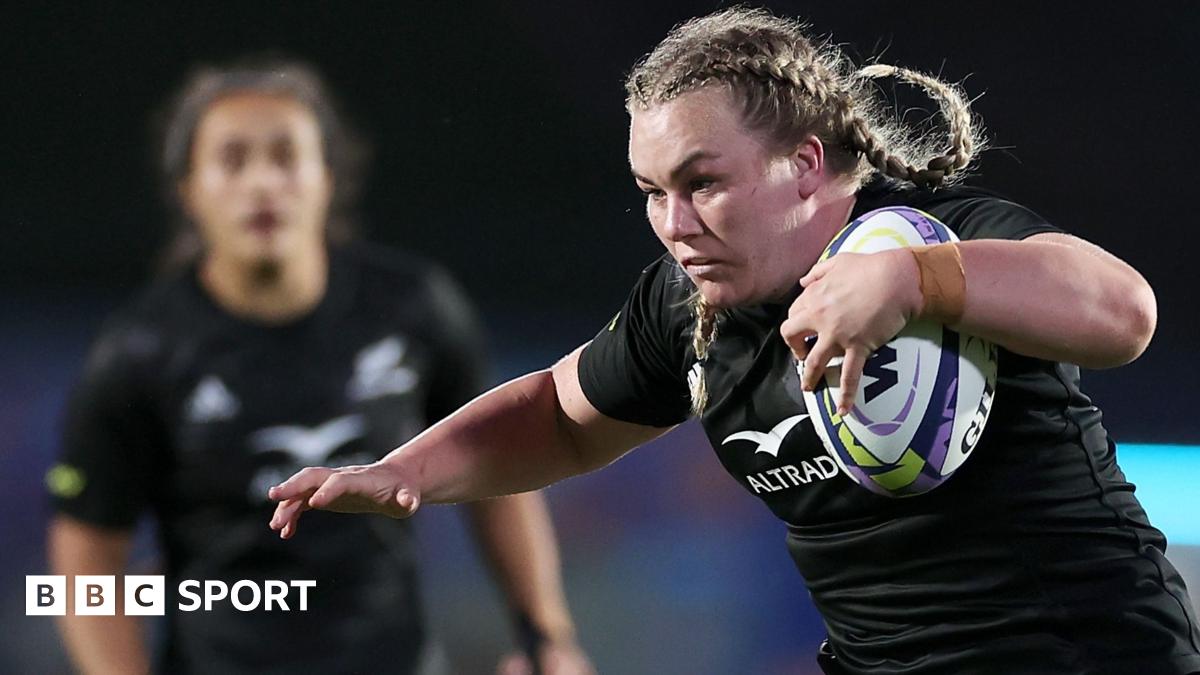 Amy Rule carrying the ball while playing for New Zealand