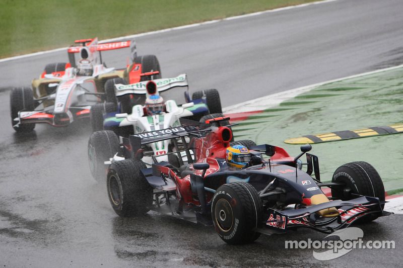 Sébastien Bourdais dans la Toro Rosso devant Jenson Button lors du GP d'Italie 2008.